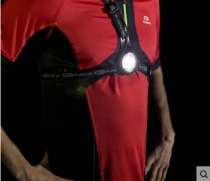 homme avec lampe